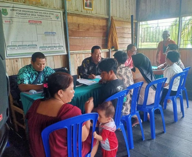 Rombongan PA Kuala Kapuas, melakukan verifikasi data-data dan dokumen-dokumen perkara di Desa Tambak Bajai, Kecamatan Dadahup, Kabupaten Kapuas. (Dokumentasi PA Kuala Kapuas)