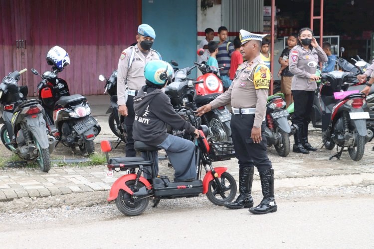 Anggota kepolisian tengah gencar melakukan sosialisasi larangan penggunaan sepeda listrik di jalan raya. Sumber: mediahumaspolri.com