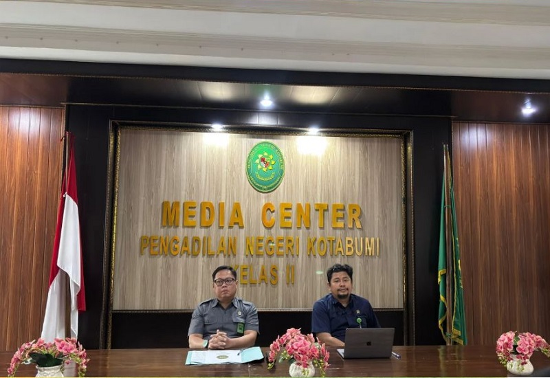 Ketua Pengadilan Negeri Kotabumi Ferdinaldo Hendrayul Bonodikun, S.H., M.H. (kiri) menyampaikan, fokus pelayanan Pengadilan Negeri Kotabumi adalah OPTIMAL atau maksimal dalam melayani. Foto dokumentasi PN Kotabumi