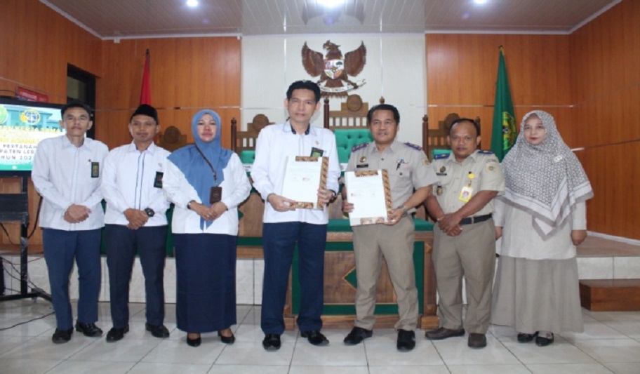 Ketua PA Lebong bersama Wakil Ketua, Hakim dan Panitera PA Lebong 
berfoto bersama dengan pihak instansi BPN Lebong. Foto dokumentasi PA Lebong