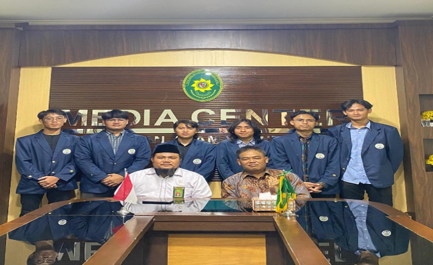 Hakim PA Pandeglang, Hilman Irdhi Pringgodigdo, menerima kedatangan para mahasiswa UIN Bandung yang akan mengikuti program magang, didampingi Dosen Fakultas Syariah dan Hukum UIN Bandung, H. M. Asro. Foto dokumentasi PA Pandeglang.