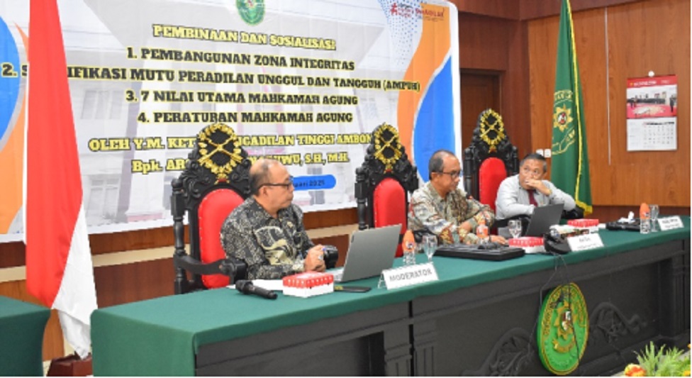 Ketua PT Ambon, Aroziduhu Waruwu, S.H., M.H., didampingi Wakil Ketua PT Ambon, Setyanto Hermawan, S.H., M.Hum., menggelar pembinaan dan sosialisasi bagi seluruh aparatur peradilan di wilayah hukum PT Ambon. Foto dokumentasi MA.