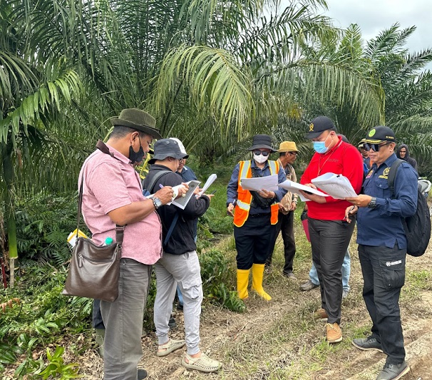 Majelis Hakim PN Tanjung Jabung Timur yang diketuai Rizki Ananda.N, S.H.,M.H., pada Kamis, 6 Februari 2025 melakukan sidang pemeriksaan setempat perkara nomor 8/Pdt.G/2024/PN Tjt. Foto dokumentasi PN Tanjung Jabung Timur.