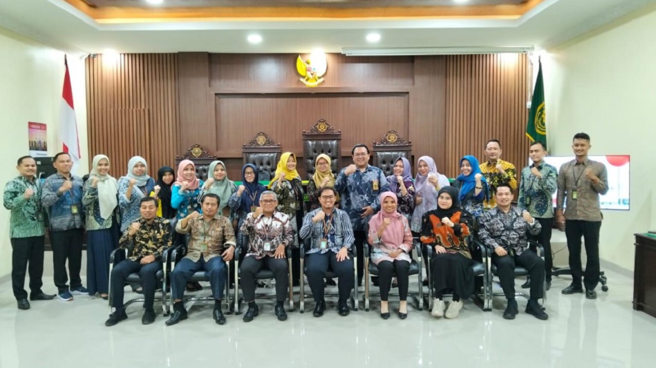 Ketua, wakil ketua, berserta seluruh hakim dan pegawai PA Pringsewu berfoto bersama dengan rombongan Tim Badan Pengawasan Mahkamah Agung RI. Foto: Tim dokumentasi PA Pringsewu.