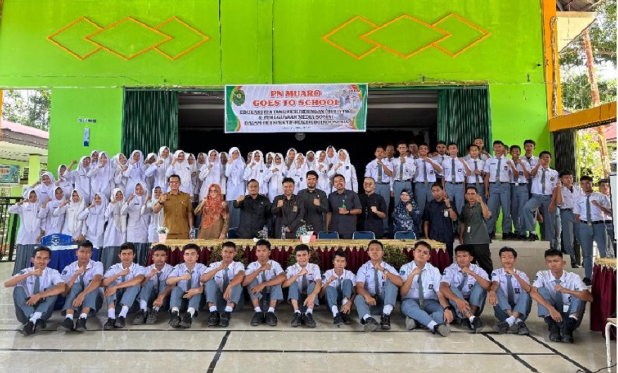 PN Muaro mengunjungi SMA Negeri 1 Sijunjung untuk mengedukasi tentang pencegahan perundungan & penggunaan media sosial dalam perspektif hukum di Indonesia. Foto dokumentasi PN Muaro