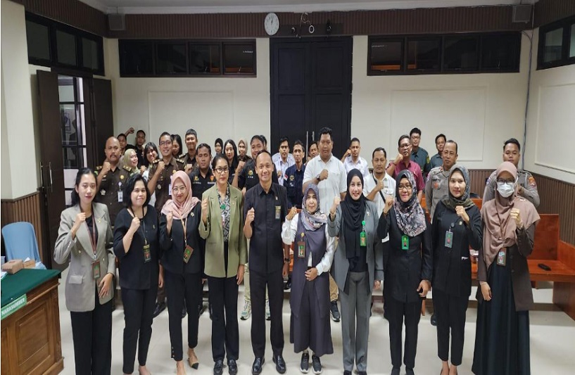 Pengadilan Negeri Barabai Kelas II mensosialisasikan kebijakan dan peraturan Mahkamah Agung RI di Ruang sidang Cakra pada Rabu, 12 Februari 2025 kepada eksternal. Foto dokumentasi PN Barabai