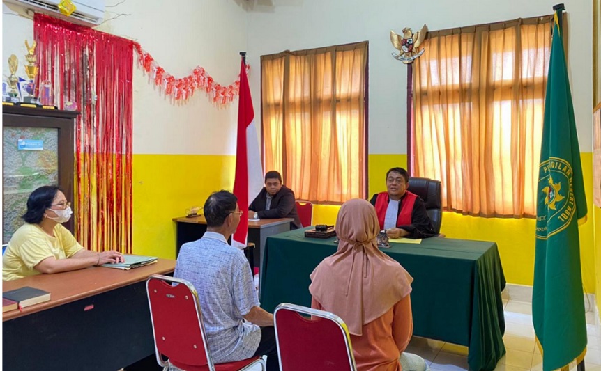 Ketua PN Buol Arief Winarso, S.H., turun langsung dan hadir di tengah-tengah masyarakat kecamatan Paleleh untuk melaksanakan sidang keliling sekaligus menyampaikan sosialisasi hukum pada Kamis, 13 Februari 2025. Foto: dokumentasi PN Buol