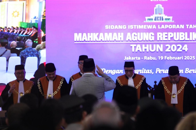 Presiden Prabowo saat memberi hormat pada para Hakim Agung pada acara Laporan Tahunan Mahkamah Agung. Dokumentasi Humas MA