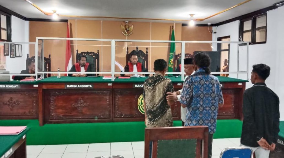 Suasana haru menyelimuti ruang sidang Cakra Pengadilan Negeri Ruteng saat majelis hakim mencoba mendamaikan terdakwa dengan korban dalam perkara pidana penganiayaan. Foto dokumentasi PN Ruteng