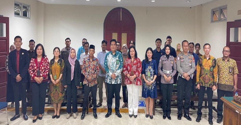 Ketua, Wakil Ketua, Hakim, Panitera PN Kepahiang foto bersama peserta sosialisasi. Foto dokumentasi PN Kepahiang.