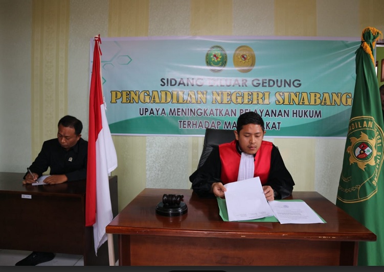 Pengadilan Negeri Sinabang hadir”
di tengah masyarakat melalui sidang di luar gedung pengadilan. Foto dokumentasi PN Sinabang