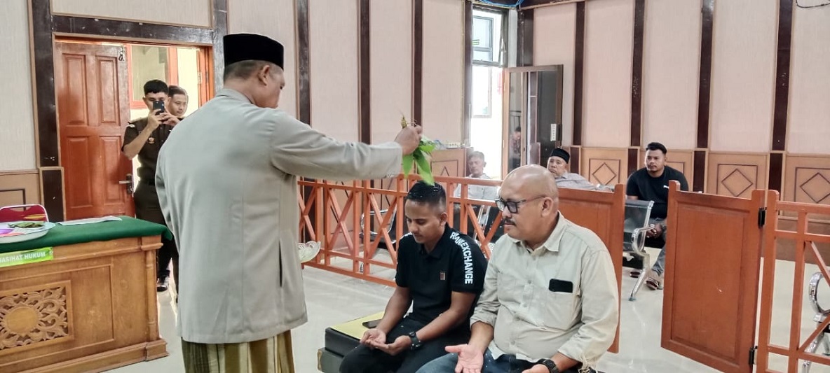 Majelis Hakim PN Bireuen menggelar prosesi adat Pesijeuk dalam persidangan perkara dugaan tindak pidana penghinaan, yang digelar pada Rabu, 27 Februari 2025 . Foto dokumentasi PN Bireuen.