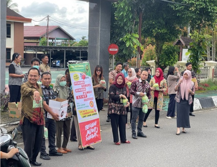 Segenap aparatur PN Kuala Kapuas melakukan kegiatan public campaign yakni berupa sosialisasi pembangunan Zona Integritas (ZI) menuju Wilayah Bebas dari Korupsi (WBK) 2025 dan melakukan Anti Gratifikasi kepada warga. Foto dokumentasi PN Kuala Kapuas