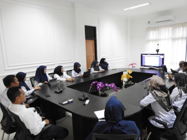 PT Padang kembali menggelar pembinaan dalam kegiatan KPT Menyapa dan sosialisasi Monev Teknis Perkara Pengadilan Negeri se-Wilayah Hukum Pengadilan Tinggi Padang secara virtual. Foto dokumentasi PN Sawahlunto