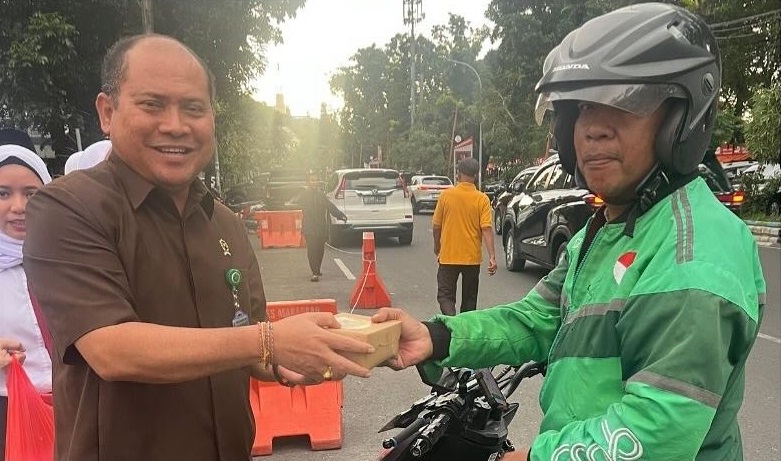 Pembagian takjil PN Makassar kepada masyarakat sekitar yang melintas pada Rabu, 12 Maret 2025. Foto Instagram PN Makassar