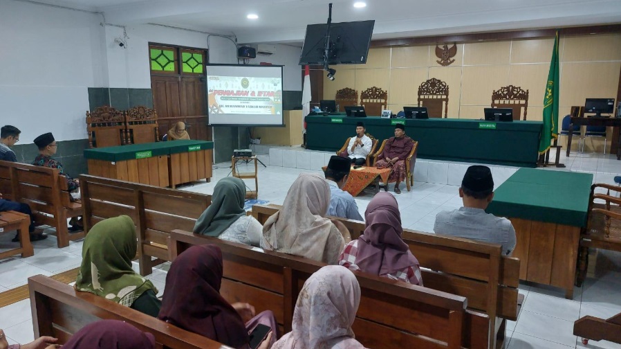 Bertempat di Ruang Sidang Utama (Ruang Kartika), PN Pekalongan menggelar acara “Pengajian dan Iftar Keluarga Besar” dalam rangka menyambut bulan suci Ramadan, pada Selasa, 11 Maret 2025. Foto dokumentasi PN Pekalongan.