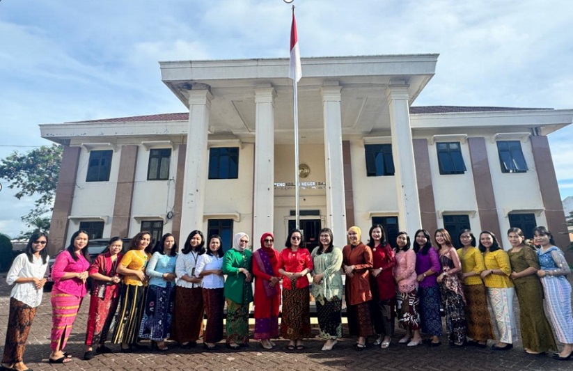 Foto bersama perayaan Hari Kartini di PN Balige. Foto dokumentasi Pengadilan Negeri Balige.