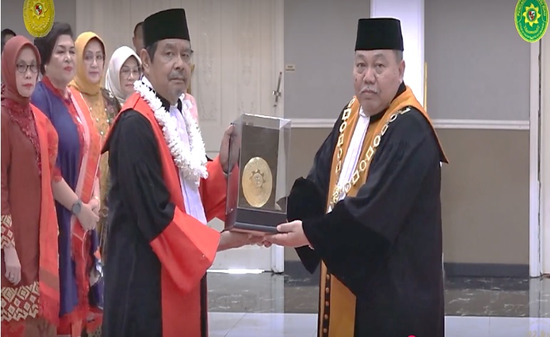 Wakil Ketua Mahkamah Agung Bidang Non Yudisial Menyerahkan Plakat MA kepada Ketua PT Riau Purnabakti. Foto YouTube Mahkamah Agung.