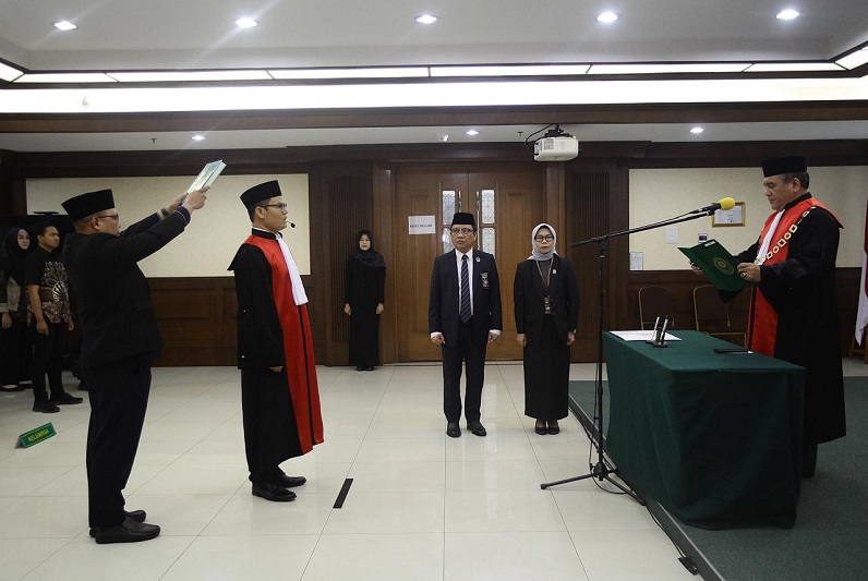 Andi Saputra, mantan jurnalis bidang hukum yang baru saja dilantik menjadi   Hakim Ad Hoc Tindak Pidana Korupsi (Tipikor) di Pengadilan Negeri Jakarta Pusat pada tahun 2025 pada Rabu (30/4/2025). Foto dokumentasi PN Jakarta Pusat