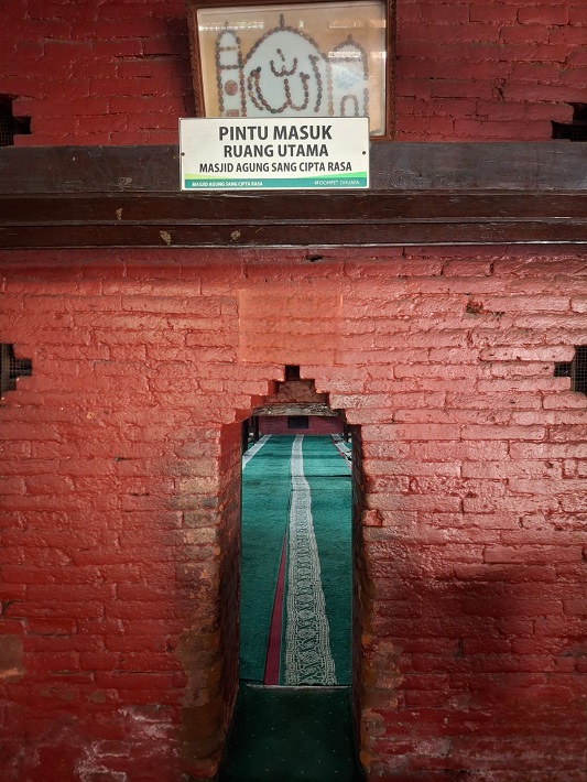 Masjid Agung Sang Cipta Rasa, sebuah simbol keagungan agama dan pusat kehidupan spiritual masyarakat. Foto istimewa