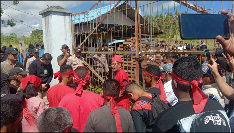 Penggugat sedang melakukan prosesi pelepasan Hukum Adat ‘Sasi’ sebelum Majelis Hakim dan Para Pihak berperkara memasuki objek sengketa tambang nikel di Dusun Taman Jaya. Foto dokumentasi PN Dataran Hunipopu.
