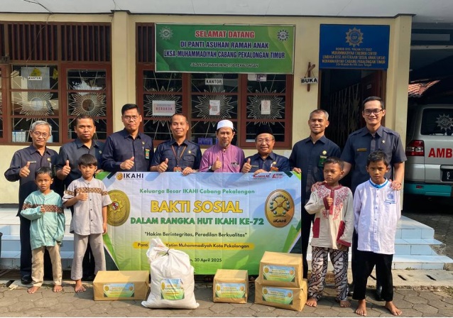 Ikatan Hakim Indonesia (IKAHI) Cabang Pekalongan menggelar acara bakti sosial dengan menyerahkan santunan kepada anak yatim di Panti Asuhan Yatim Muhammadiyah Pekalongan Timur, Rabu (30/4/2025). Foto dokumentasi PN Pekalongan