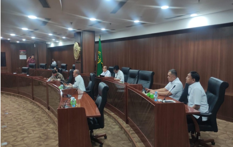 Mahkamah Agung melaksanakan pertemuan dengan hakim seluruh Indonesia yang berlangsung secara daring dari command centre. Foto dokumentasi humas MA