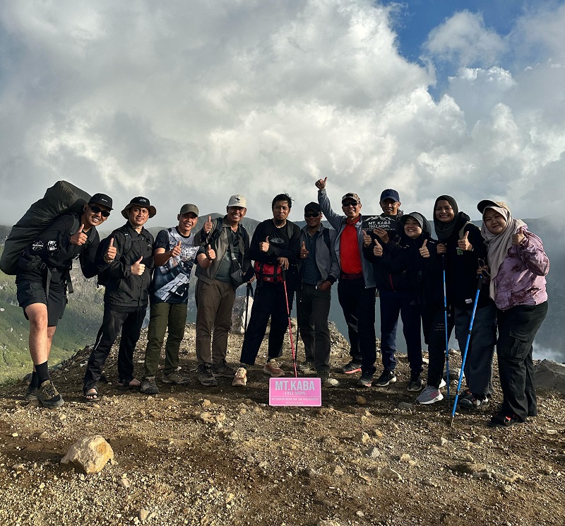 11 pendaki yang terdiri dari hakim, ASN dan PPNPN Pengadilan Negeri Curup dan Pengadilan Negeri Kepahiang mendaki Bukit Kaba. Foto istimewa