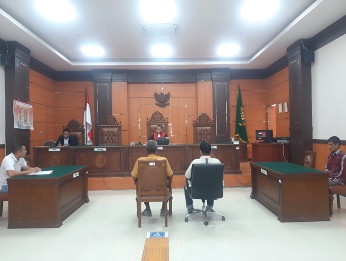 Pengadilan Negeri Pulau Punjung melalui sidang yang dipimpin hakim tunggal Iqbal Lazuardi,S.H, menjatuhkan vonis percobaan kepada R, terdakwa perkara pencurian ringan berupa brondolan kelapa sawit milik PT. Incasi Raya Pangian. Foto dok PN Pulau Punjung.