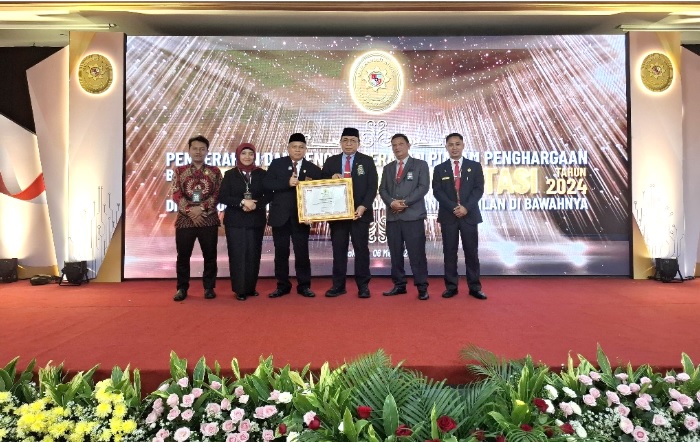 Pengadilan Agama Kendal menerima penganugerahan piagam penghargaan sebagai Unit Kerja Penyelenggara Pelayanan Publik Ramah Kelompok Rentan Terbaik di Balairung Mahkamah Agung. Foto dokumentasi PA Kendal