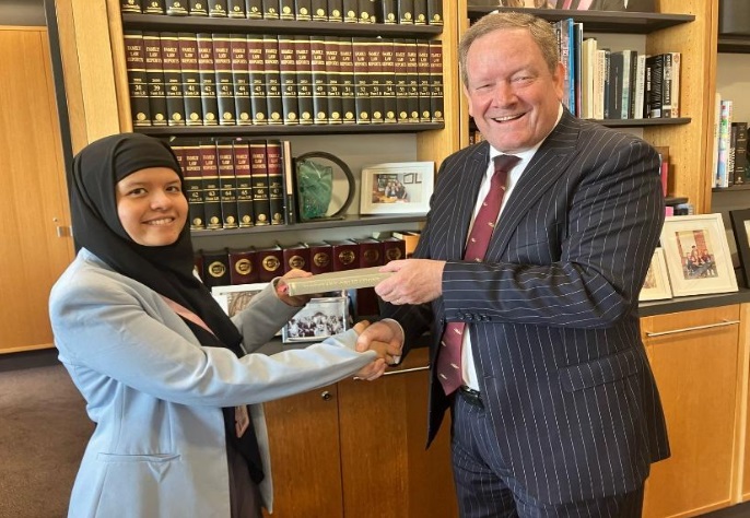 Hakim Pengadilan Agama Cilegon Aisyah Kahar (kiri) berfoto dengan The Honourable Justice JD Wilson (kanan). Foto dokumentasi pribadi Aisyah Kahar