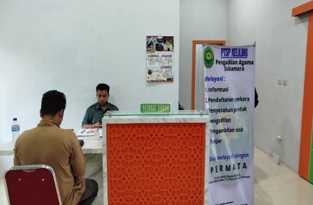 Petugas sidang keliling layanan PTSP keliling sedang memberikan layanan. Foto dokumentasi PA Sukamara