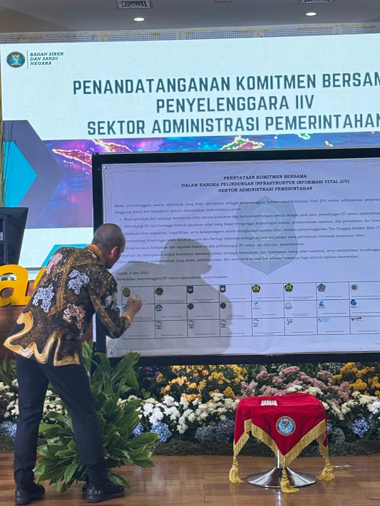Kepala Biro Hukum dan Humas MA Dr. Sobandi, S.H., M.H., menenandatangani MoU Keamanan Siber antara BSSN dan Mahkamah Agung beserta sejumlah instansi pemerintah pada Forum Koordinasi Pelindungan IIV, Kamis (8/52025). Foto dok humas MA