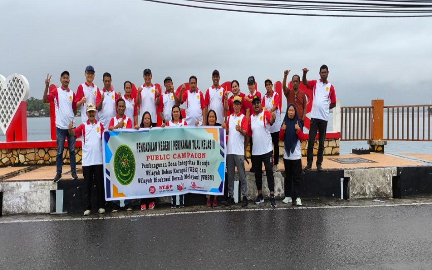 Public Campaign Zona Integritas PN Tual di depan kantor PN Tual dan di icon “I Love Kei” dan “I Love Langgur” yang merupakan icon Kota Tual dan Kabupaten Maluku Tenggara pada Jumat (9/5/2025). Foto: dokumentasi PN Tual