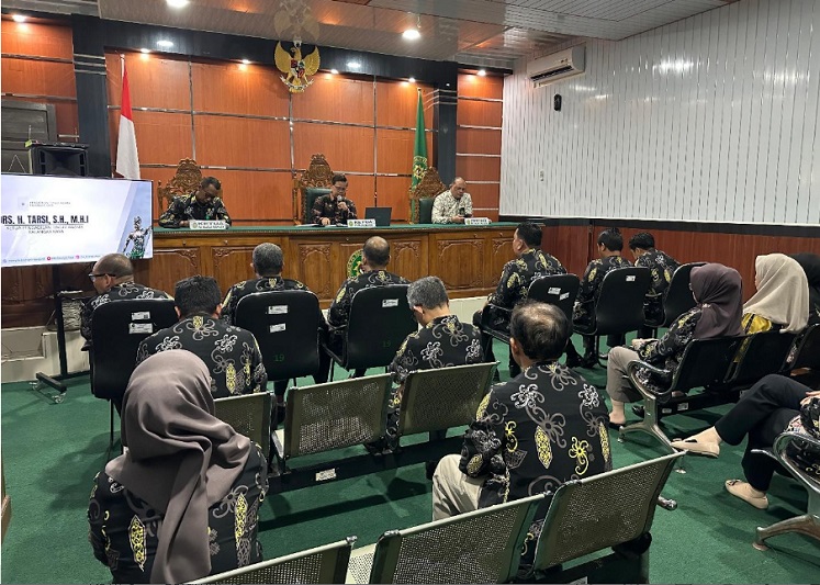 KPTA Palangka Raya Drs. H. Tarsi, S.H., M.H.I. didampingi Sekretaris Abdul Rifai, S.H.I., M.H., memberikan pengarahan dan pembinaan kepada para hakim dan seluruh pegawai Pengadilan Agama Kuala Kapuas. Foto dokumentasi PTA Palangka Raya.