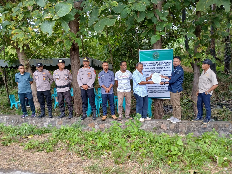Pengadilan Negeri Lembata melaksanakan kegiatan eksekusi  Putusan Perkara Perdata Nomor: 17/Pdt.G/2021/PN. Lbt, Jo. Nomor : 4/Pdt.Eks/2024/PN. Lbt. Foto pn-lembata.go.id