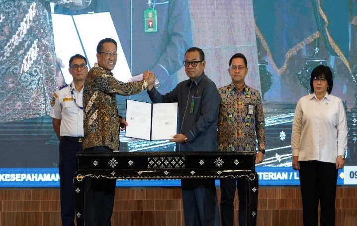 MA dan Kemenkum menandatangani Nota Kesepahaman “Sinergi Tugas dan Fungsi di Bidang Hukum” yang ditandatangani oleh Sekretaris MA Sugiyanto dan Menteri Hukum, Supratman Andi Agtas di Graha Pengayoman Kementerian Hukum pada Rabu (14/5/2025). Foto Humas MA