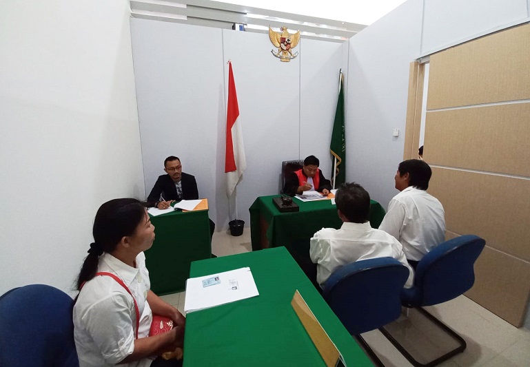 Pengadilan Negeri Mempawah menggelar sidang permohonan ganti nama di luar gedung pengadilan. Foto pn-Mempawah.go.id
