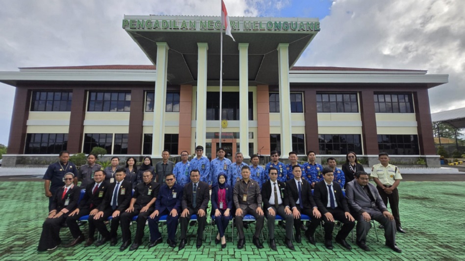 Ketua Pengadilan Tinggi Manado Amin Sutikno, S.H., M.H memimpin upacara Hari Kebangkitan Nasional di  Pengadilan Negeri Melonguane, Selasa (20/5/2025). Foto PN Manado