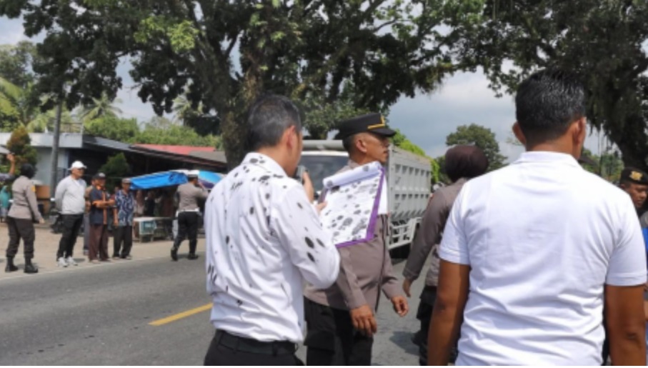Panitera Pengadilan Negeri Muaro, Doni Eka Putra, S.H., M.H. justru dihadang oleh pihak termohon saat  akan melaksanakan konstatering atas objek sengketa yang telah diputus. Foto dokumentasi PN Muaro