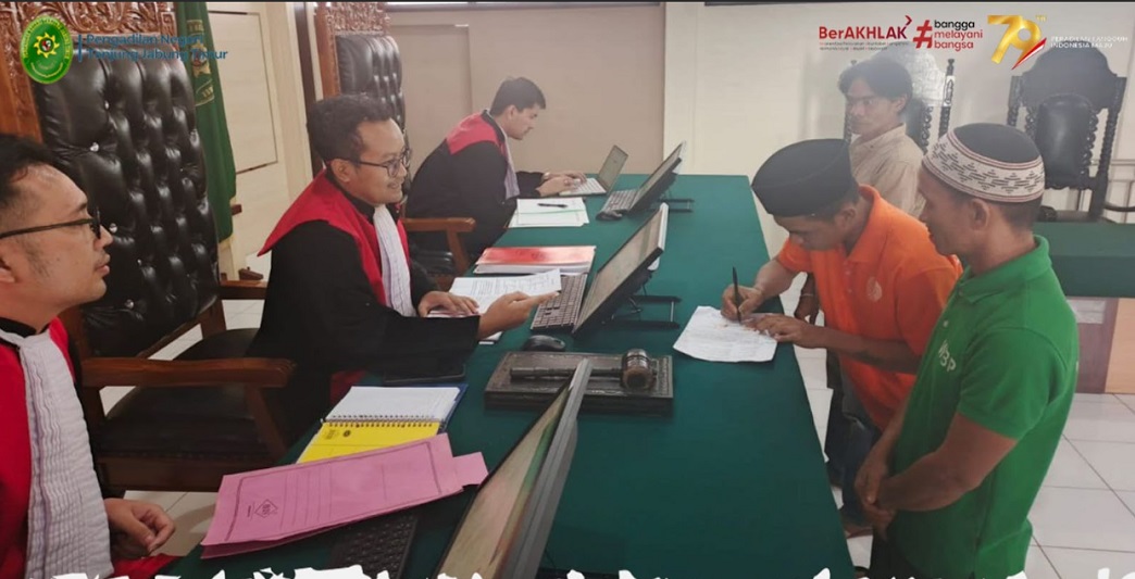 Majelis Hakim perkara Nomor 43/Pid.B/2025/PN Tjt berhasil membimbing pihak korban dan terdakwa untuk menyelesaikan perkara berdasarkan prinsip keadilan restoratif. Foto dokumentasi PN Tanjung Jabung Timur