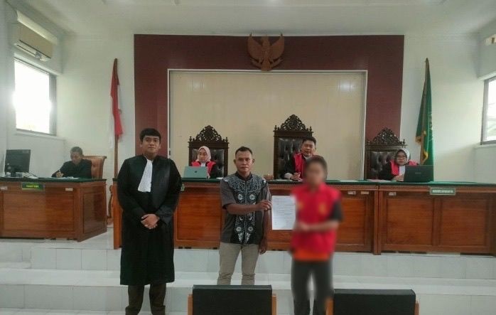 Pengadilan Negeri Kuala Kapuas menggelar agenda sidang putusan atas perkara pengrusakan barang yang dilakukan terdakwa Nendan anak dari Cocong pada Rabu (21/5/2025).