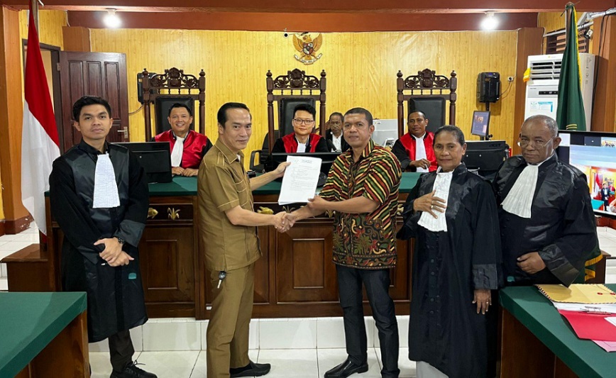 Terdakwa dan saksi korban berdamai di persidangan. Foto dokumentasi Humas PN Tual