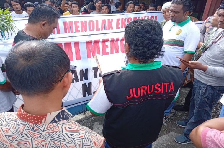 Juru sita PN Kutacane sedang membacakan penetapan eksekusi lahan. Foto dokumentasi PN Kutacane.