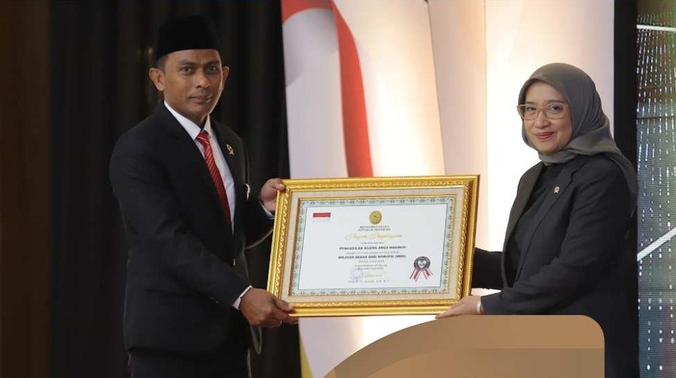 Pengadilan Agama (PA) Arga Makmur terima penghargaan Wilayah Bebas dari Korupsi (WBK) dari MENPAN-RB di Gedung Mahkamah Agung RI. Foto Instagram PA Arga Makmur