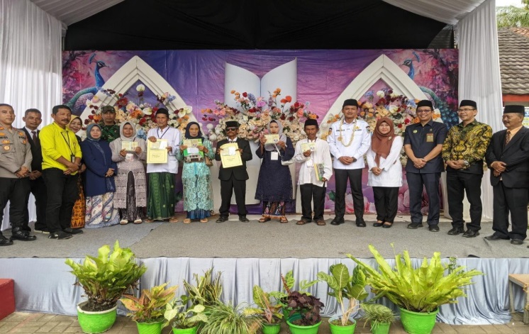 Ketua PA Pandeglang bersama Wakil Bupati Pandeglang dan Tim dari Kemenag dan Dinas Dukcapil Kabupaten Pandeglang berfoto bersama dengan para pemohon perkara Isbat Nikah pada 30 Mei 2025. Foto: Tim Dokumentasi PA Pandeglang.