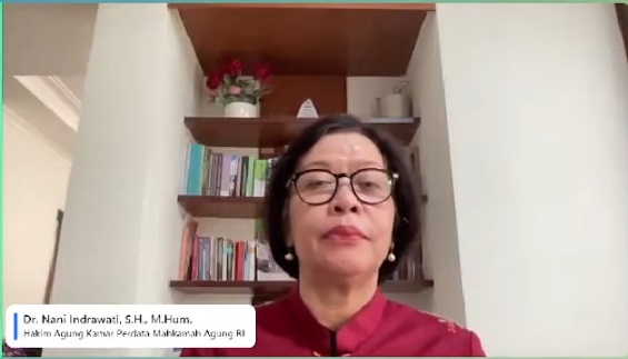 Hakim Agung Kamar Perdata Mahkamah Agung Dr. Nani Indrawati, S.H., M.Hum., selaku narasumber dalam kuliah umum di Sekolah Tinggi Hukum (STH) Indonesia Jentera pada Rabu (4/6/2025). Foto YouTube Sekolah Tinggi Hukum Indonesia Jentera.