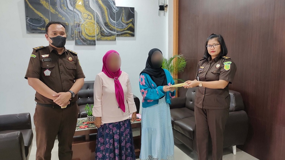 Pelaksanaan penyerahan biaya restitusi kepada korban. Penyerahan ini di laksanakan di kantor Kejaksaan Negeri Indragiri Hulu. Foto dokumentasi Kejaksaan Negeri Indragiri Hulu.