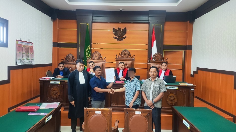 Pengadilan Negeri Pulau Punjung kembali menunjukkan komitmennya dalam menerapkan pendekatan keadilan restoratif dalam perkara pencurian kelapa sawit atas nama terdakwa Muhammad Yusuf bin Norsal. Foto PN Pulau Punjung.