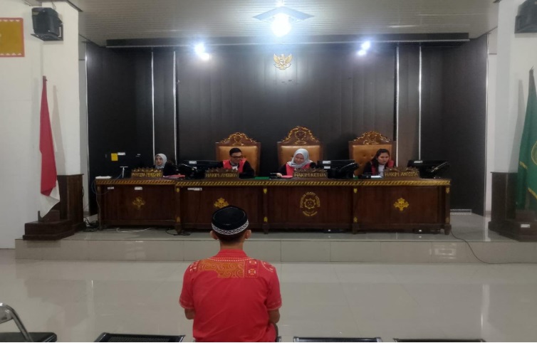 Terdakwa Mulkantoro, pemuda berusia 32 tahun, menikamkan pisau ke leher korban, sekitar November 2024. Foto dokumentasi PN Kotabumi